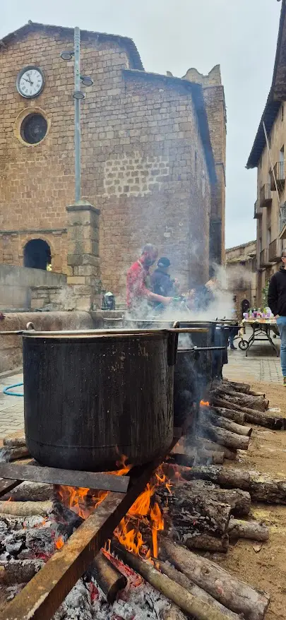 "Grans calders de coure cuinant el Ranxo de Talarn tradicional durant el Carnaval 2026."