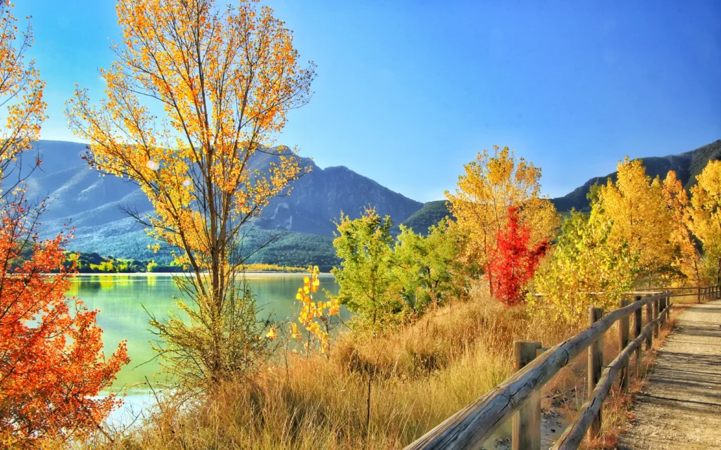Camí de passejada vora l'embassament de Terradets amb arbres i colors de tardor al Pallars Jussà